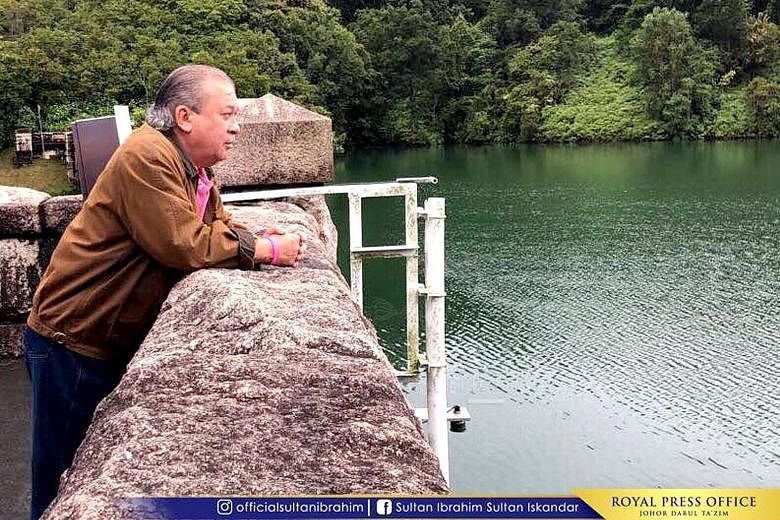 Johor's Sultan Ibrahim Sultan Iskandar made a surprise visit last Saturday to a reservoir and water treatment plant in Gunung Pulai. Built in 1924, the Sultan Ibrahim reservoir and water treatment plant are located just north of Johor Baru. "Tuanku S