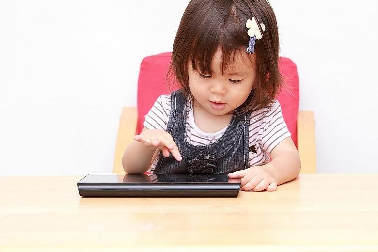 Experts say parents should protect children from the harm of screen time.
