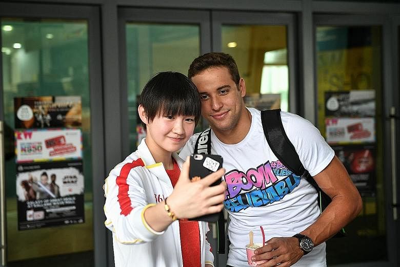 Li Bingjie switching to fangirl mode when she met South African swimmer Chad le Clos at the Singapore leg of the Fina World Cup last week.