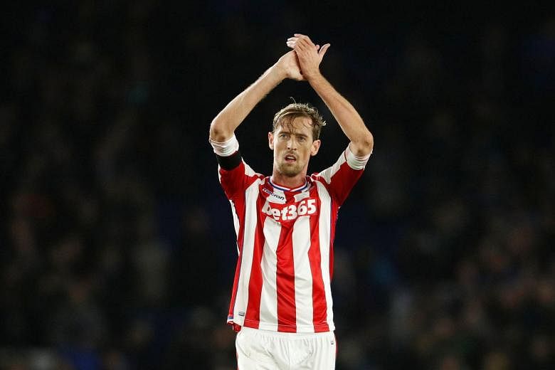 Peter Crouch signs new one-year deal with Stoke