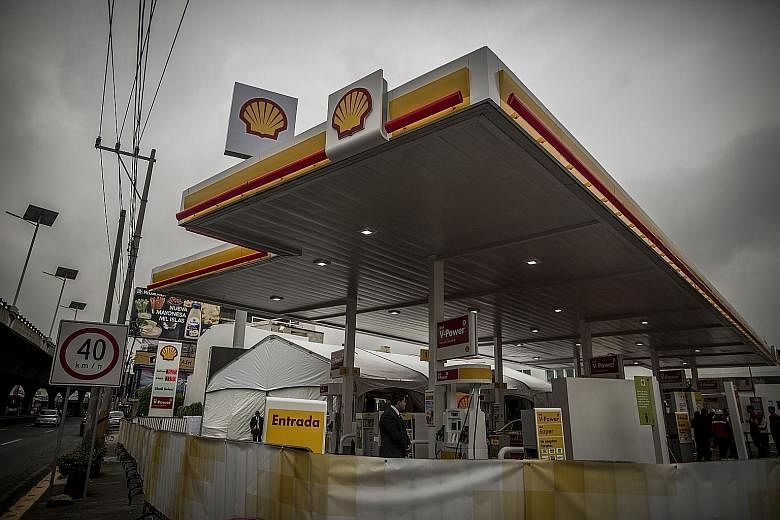 A Shell station in Mexico. Shell reiterated its plans to buy back US$25 billion worth of shares between this year and 2020 in order to offset the dilutive effect of the scrip and its acquisition of BG Group.