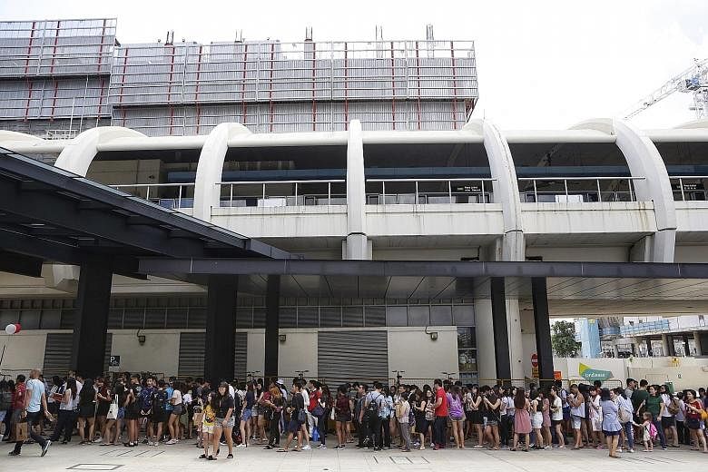 By 11.30am yesterday, more than 150 people had joined the queue for Gong Cha at SingPost Centre.