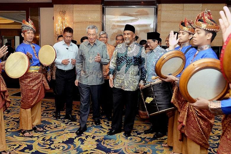 A traditional kompang troupe giving Prime Minister Lee Hsien Loong, Minister-in-Charge of Muslim Affairs Yaacob Ibrahim, Masjid Khalid chairman Haji Allaudin Mohamed (next to PM Lee) and Mufti Fatris Bakaram a rousing welcome, as the mosque held its 