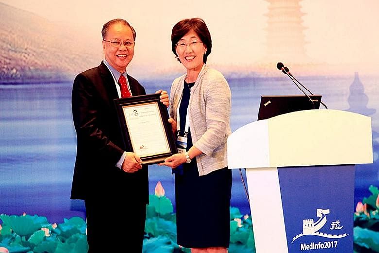 Dr Lun Kwok Chan accepting the Francois Gremy Award of Excellence from current International Medical Informatics Association president Park Hyeoun Ae at the MedInfo 2017 opening ceremony in Hangzhou, China, on Aug 22.
