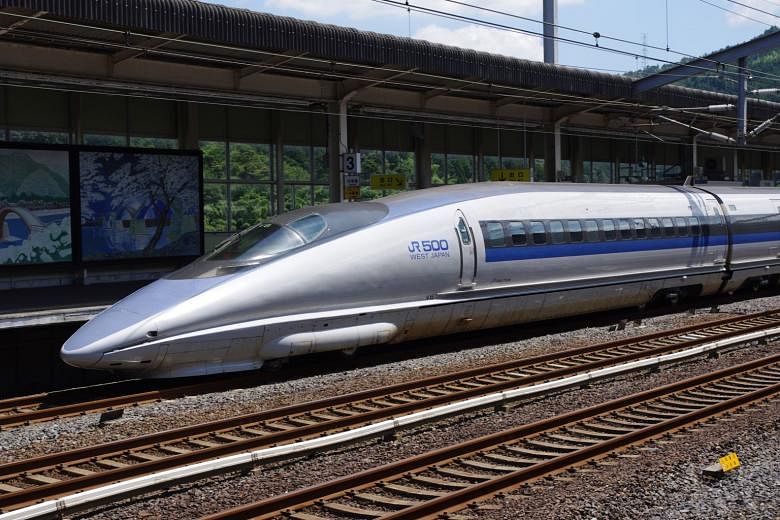 The bottles of water sold on Japanese Shinkansen Bullet Trains :  r/mildlyinteresting