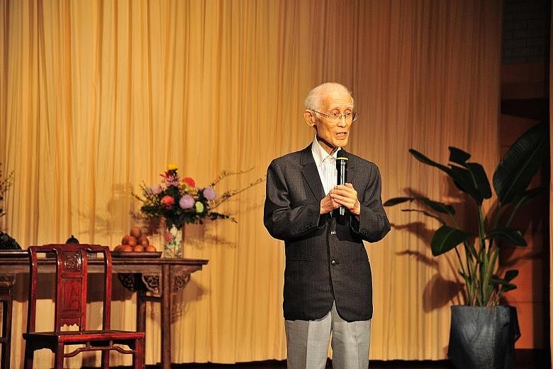 Poet Yu Guangzhong advocated reading literature for understanding of Taiwan Strait issues.