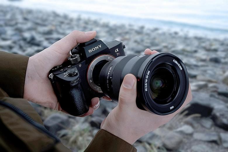 With its intuitive layout, new AF joystick and sturdy body, the handling of the latest full-frame interchangeable-lens, mirrorless camera from Sony is second to none. It starts up in 1.3sec and shuts down in 1.1sec. A full charge is good for around 5