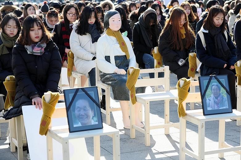 Participants performing "A Promise Inscribed on an Empty Chair" in Gwanghwamun Square after this year's final weekly rally in front of the Japanese Embassy in Seoul yesterday calling for an apology from Japan over the comfort women issue. A report pu