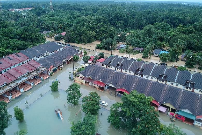 The flood situation in Pahang worsened yesterday, with the number of people seeking shelter more than doubling to 4,851 as of yesterday evening, from 2,061 yesterday afternoon.