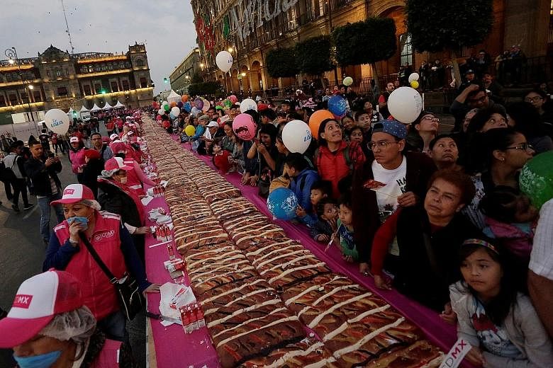 A massive Rosca de Reyes cake drew crowds in Mexico City last Friday, on the eve of the Christian festival of Three Kings' Day. Such cakes are an important part of the celebrations.
