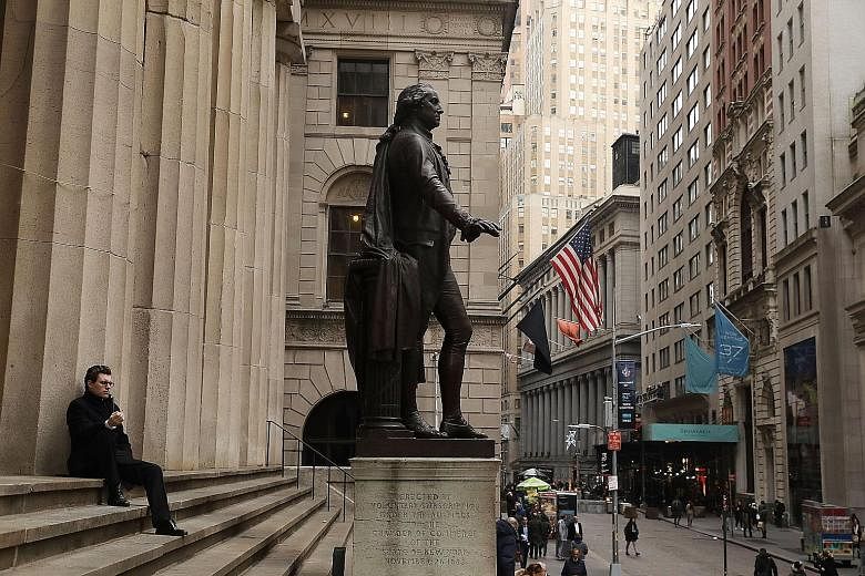 During the past week, the Dow Jones Industrial Average posted gains in every session, closing above 25,000 points for the first time last Thursday, and continuing its rise the next day.