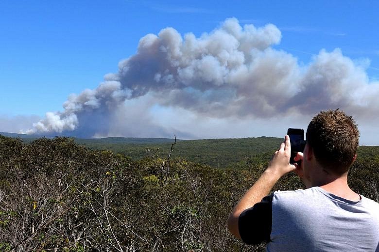 Tourists Saved By Boat From Bushfire As Heatwave Strikes Australia ...