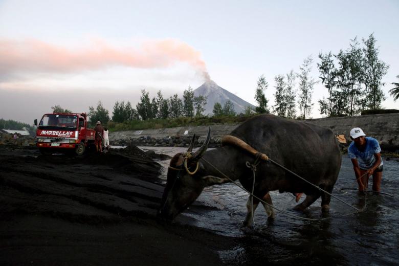 Lava fountains shoot from Philippines’ Mayon volcano, danger zone
