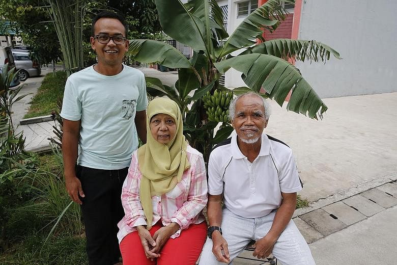 Left: Mr Mohamed Nassir Ismail with his nieces (from left) Sarah Hamid and Sarinah Hamid, and cousin Maimunah Ahmad. More than 50 of his relatives live in the same HDB blocks in Upper Boon Keng Road. Right: History teacher Mohamed Shahrom Mohamed Tah