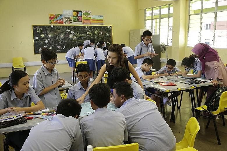 A secondary school teacher guiding her students during an activity session. The writer says that in theory, all educational paths can lead to reasonable lives and decent well-being. In reality, the limited educational credentials of underperforming c