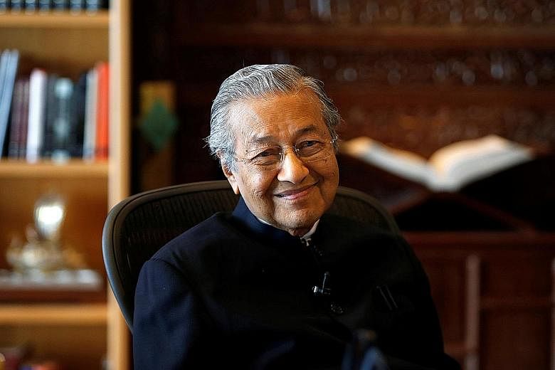 Tun Dr Mahathir Mohamad told Japanese newspaper Mainichi Shimbun that if he becomes prime minister, he intends to eventually hand over the role to his former deputy and jailed opposition leader Anwar Ibrahim.