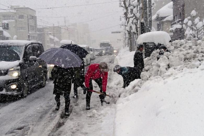 Heavy snow in Japan traps 1,000 cars | The Straits Times