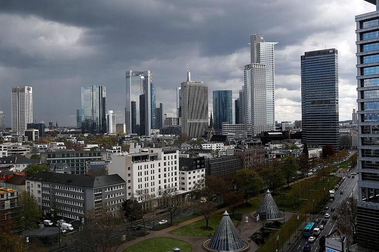 JLL attributes the recent sharp rise in Frankfurt's apartment prices to a lack of new supply and high demand as a result of population growth. The expected onslaught of up to 10,000 Brexit bankers may worsen the already tense situation in the German 
