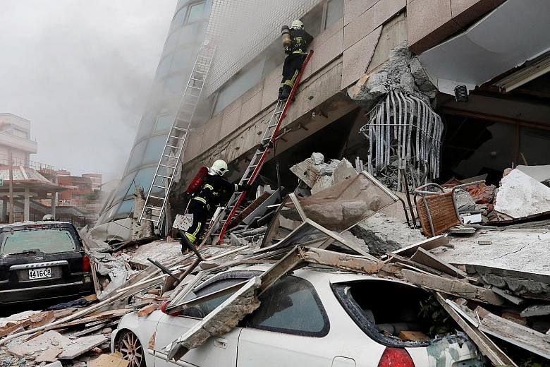 Rescuers looking for survivors yesterday after Tuesday's quake, which struck near Taiwan's popular tourist city of Hualien, home to about 100,000 people. A dog pulled out from the rubble of a hotel. The authorities warned of possible aftershocks of a