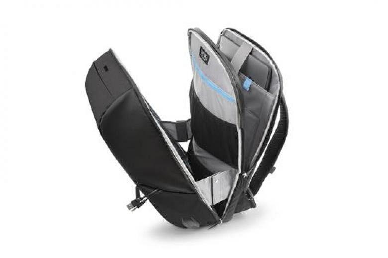 The WiWu OnePack features many interior pockets in two main compartments. The bigger zippered compartment has a detachable organiser with four pockets. 