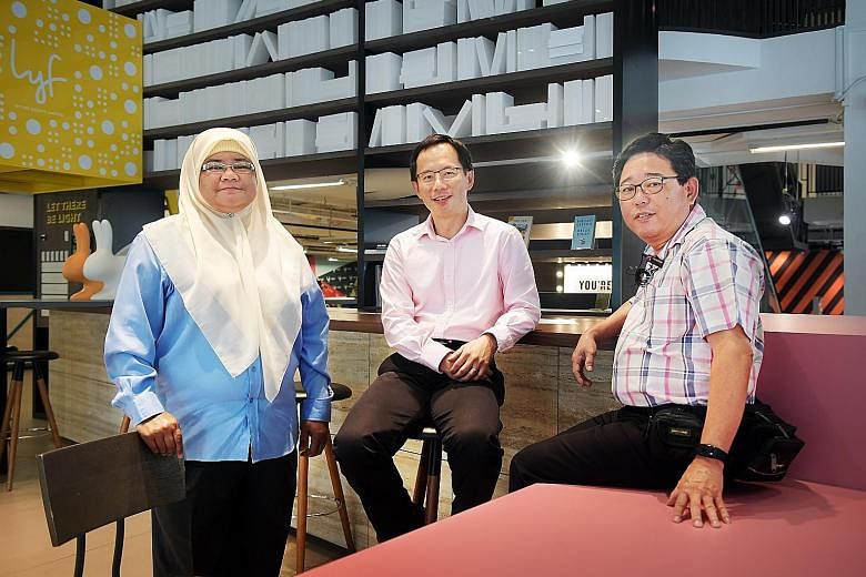 Prof Cheng Shih-Fen (centre) of the Fujitsu-SMU Urban Computing and Engineering Corporate Lab with cabbies Zainon Mohamed and Simon Tay, who have been using the app.