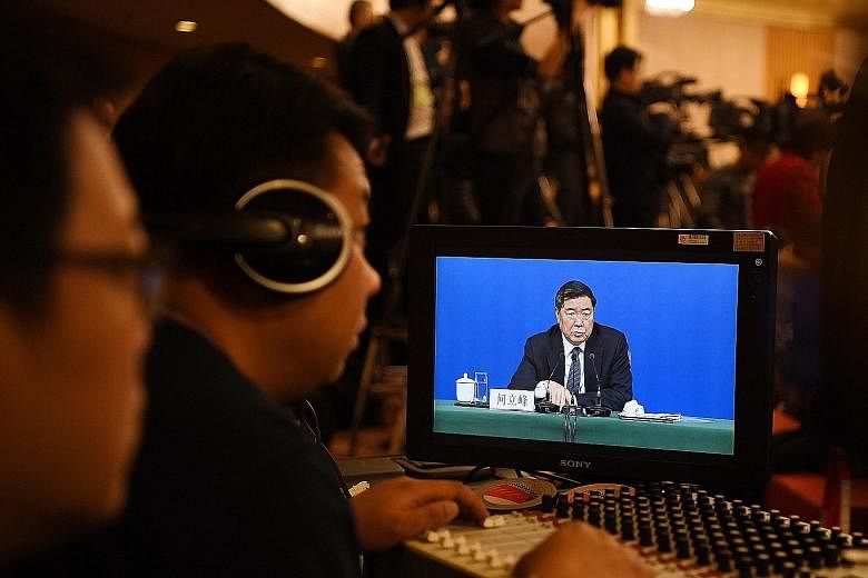 National Development and Reform Commission chairman He Lifeng, speaking to the media yesterday, said the growth target announced on Monday is in line with expectations.
