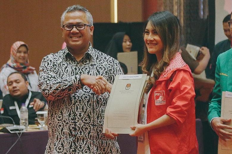 Indonesia Solidarity Party leader Ratu Isyana Bagoes Oka receiving confirmation from an election commission official that her party has been cleared to join the 2019 election.