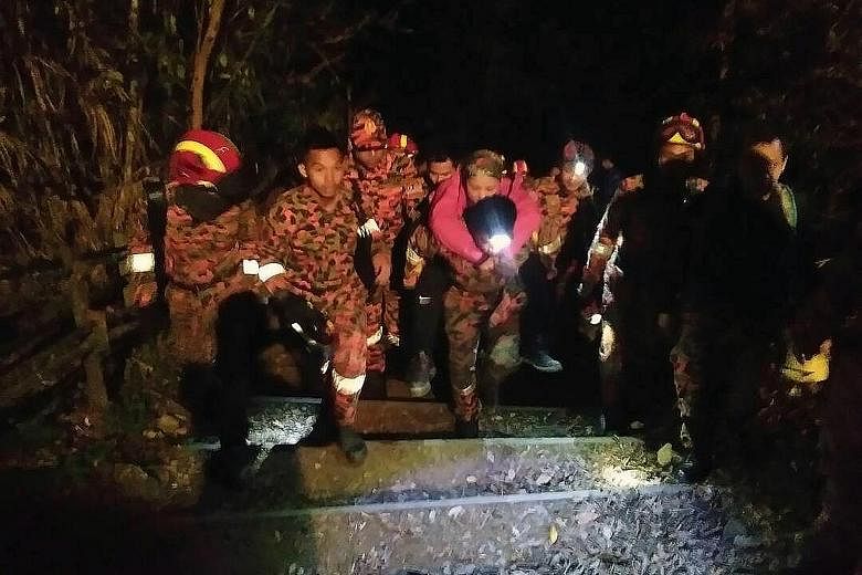 Mountain guides and members of the Mountain Search and Rescue squad were mobilised to evacuate 239 people from Mount Kinabalu after a quake struck on Thursday night.