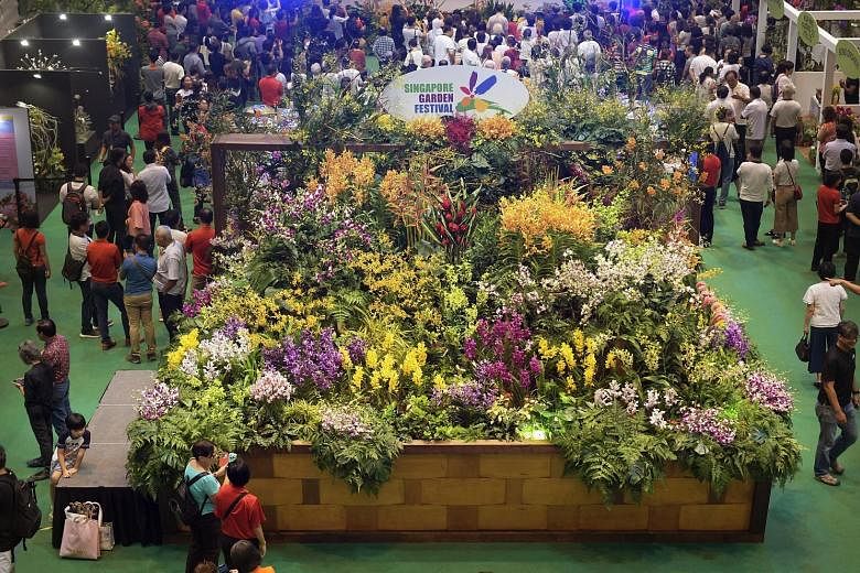The world's largest flower basket, made up of over 27,000 flowers from 50 varieties of plants, is on display at Takashimaya Square until today.