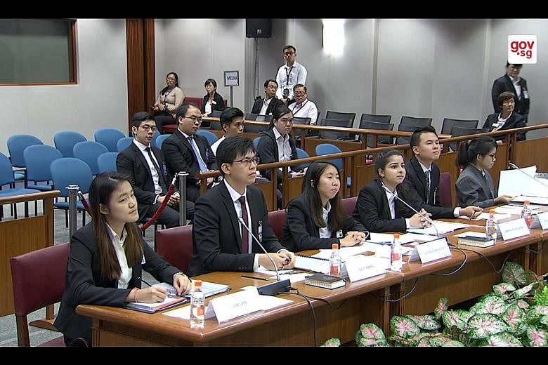 Lawyer Sui Yi Siong (second from left) with SMU law students (from left) Chen Lixin, Gloria Chan and Simran Kaur Sandhu, as well as National University of Singapore law students (from right) Rachel Er and Joel Yap, at the hearing of the Select Commit