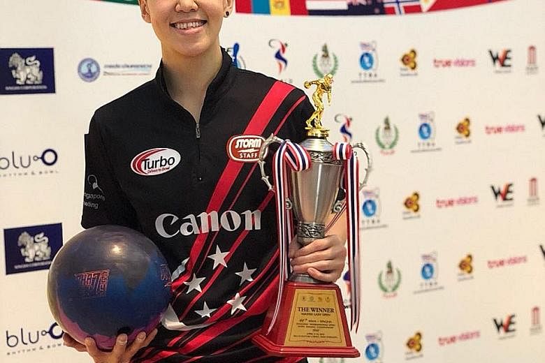 Singapore's Shayna Ng wins the women's Open title at the MWA-Singha Thailand International Open after beating team-mate Bernice Lim.