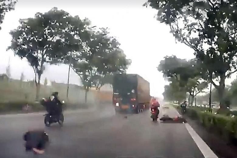A motorcyclist suffered injuries after colliding with a heavy vehicle trailer along the Seletar Expressway. The police were alerted to the accident, which happened in the direction of the Bukit Timah Expressway and near the Woodlands Avenue 12 exit, 