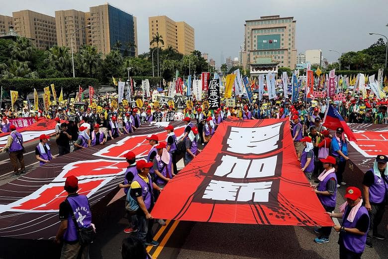 TAIWAN: Organisers say about 10,000 people were at a workers' march in Taipei to voice their dissatisfaction with the government's labour policies. Union groups at the rally represented a range of industries, from metal workers to flight attendants. 