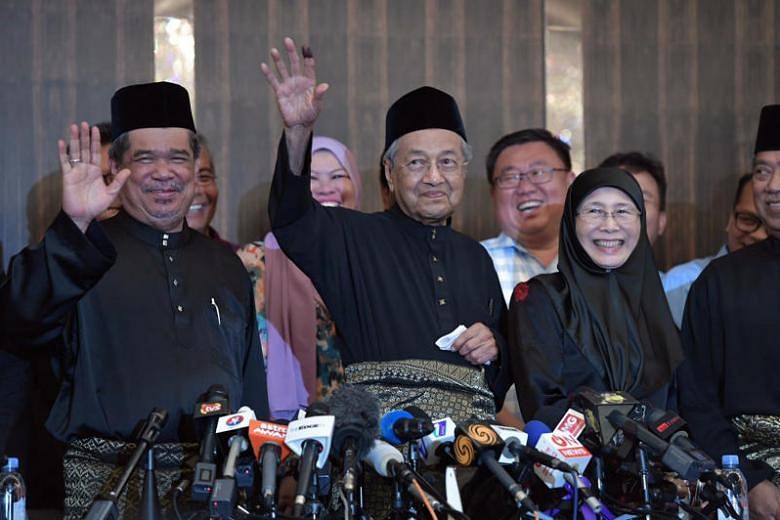 In Pictures: Mahathir Mohamad sworn in as Malaysia's seventh prime ...