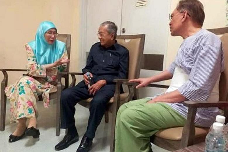 Prime Minister Mahathir Mohamad (centre) meeting Deputy Prime Minister Wan Azizah Wan Ismail and her husband Anwar Ibrahim at Cheras Rehabilitation Hospital, where the latter is being treated, on Saturday.