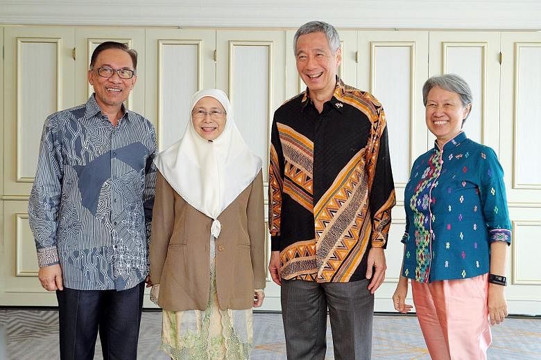 Datuk Seri Anwar Ibrahim and his wife, Deputy Prime Minister Wan Azizah Wan Ismail, visiting Mr and Mrs Lee in Putrajaya yesterday. Singapore Prime Minister Lee Hsien Loong and Malaysian Prime Minister Mahathir Mohamad with their wives Ho Ching and S