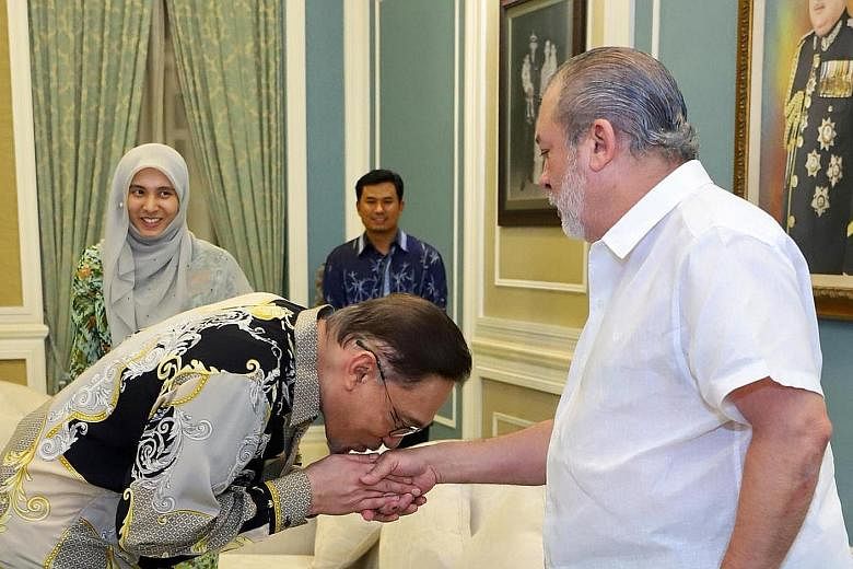 Pakatan Harapan's (PH) de facto leader, Datuk Seri Anwar Ibrahim, had an audience with the Johor ruler on Monday evening. The closed-door meeting was held at Istana Pasir Pelangi in Johor Baru. Johor's Crown Prince Tunku Ismail Sultan Ibrahim also at