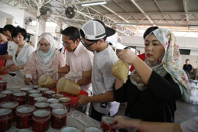 Volunteers spent the morning at Masjid Khalid in Joo Chiat, helping to cook and pack porridge for members of the public. This is a service the mosque carries out as part of its Ramadan tradition.