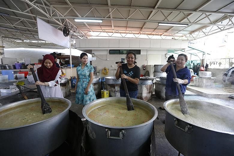 Volunteers spent the morning at Masjid Khalid in Joo Chiat, helping to cook and pack porridge for members of the public. This is a service the mosque carries out as part of its Ramadan tradition.