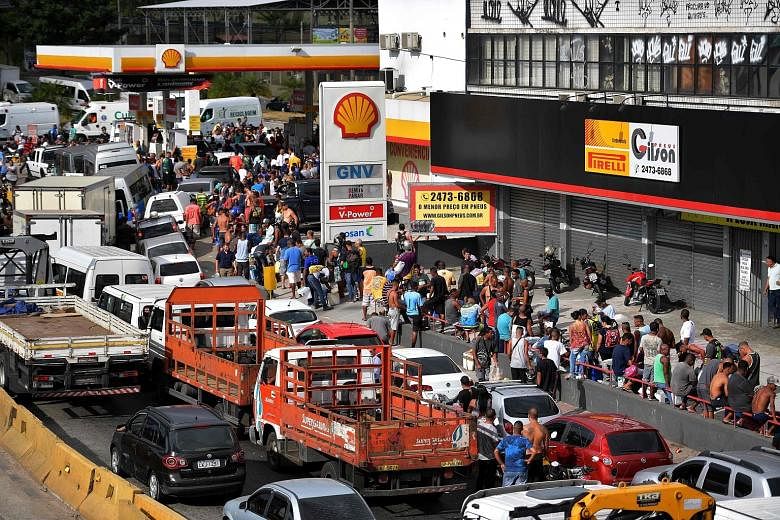 People lining up for fuel at a petrol station in Rio de Janeiro on Monday, the eighth day of a strike to protest against rising fuel costs in Brazil.