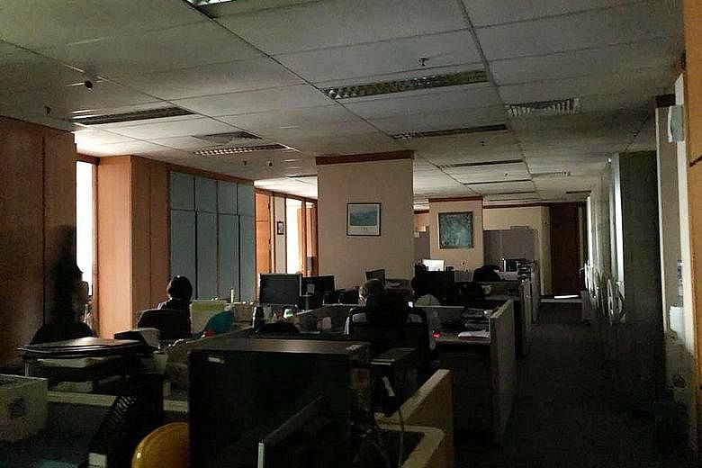 Businesses from eateries to corporate offices were affected by the power outage yesterday. Some shopkeepers said that they had difficulty serving customers as their cash registers relied on electricity. Buildings such as Chinatown Point and The Arcad
