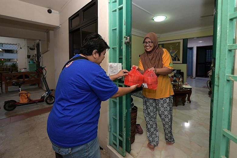 Food delivery riders volunteered their services in the spirit of Ramadan, putting packets of the famous Masjid Khalid briyani into thermal bags before delivering them to elderly and needy residents in Woodlands last night. Since 2016, Woodlands grass