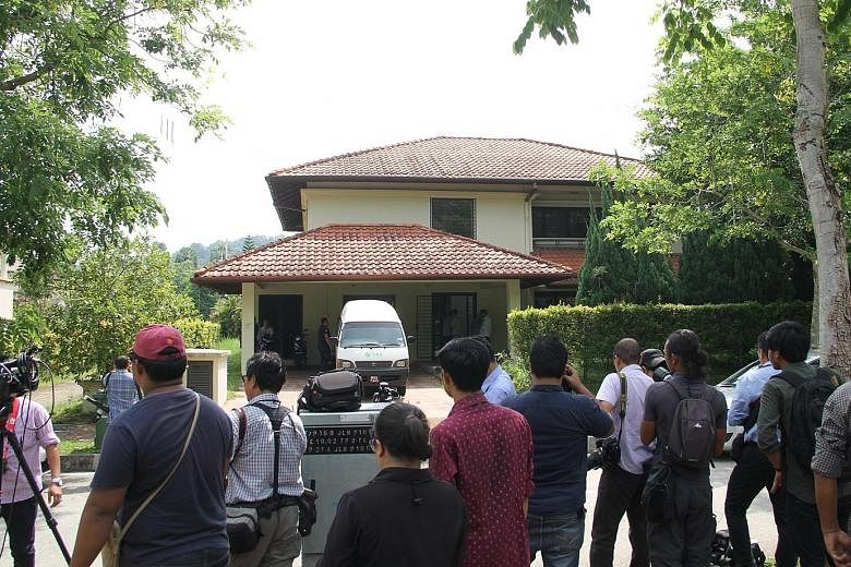 Plainclothes police officers raided a house in Malaysia's administrative capital Putrajaya yesterday, as part of what is believed to be a probe into graft at state fund 1Malaysia Development Berhad. They took away several boxes from the unoccupied pr