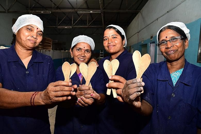 These edible spoons come in three flavours - savoury, sweet and plain - and taste like crackers, say the makers.