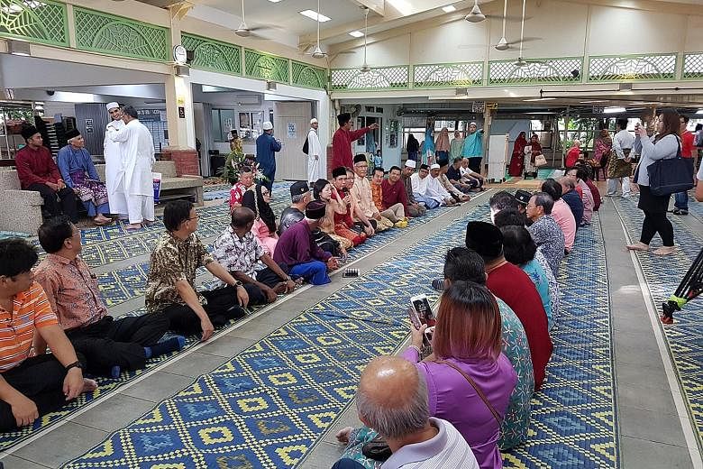 Over 50 residents and grassroots and community leaders of various ethnic and religious backgrounds in East Coast GRC and Fengshan SMC marked the start of the Hari Raya Aidilfitri celebrations at Al-Taqua Mosque yesterday. Students from Woodlands Seco