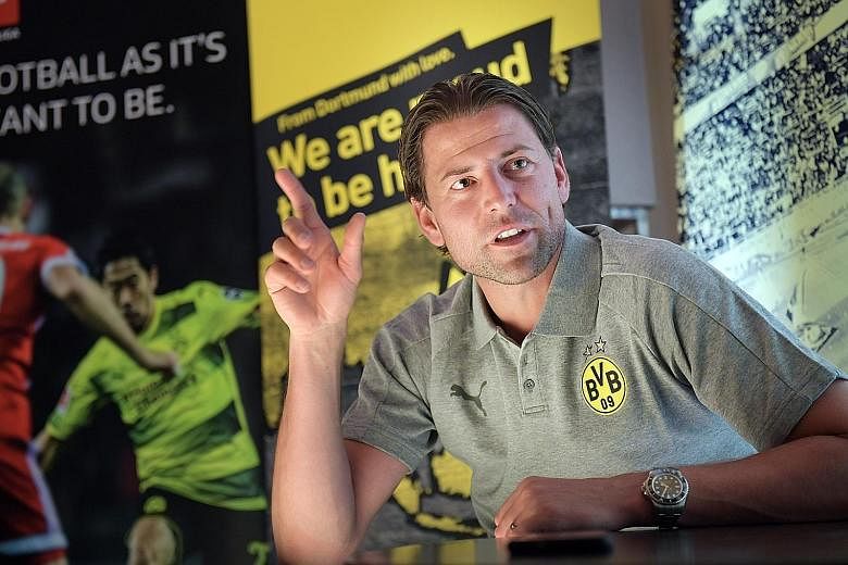 Roman Weidenfeller, who is in Singapore as Borussia Dortmund's ambassador in Asia, believes that Manuel Neuer's experience in international tournaments will make him a clear choice to be Germany's No. 1.