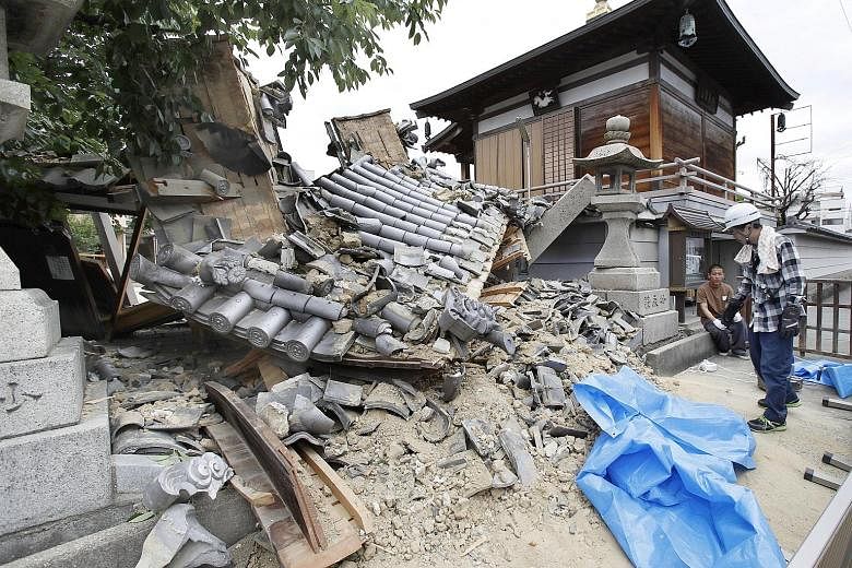 Part of the Myotoku-ji temple in Ibaraki, Osaka, was damaged by the earthquake yesterday. The strong quake, which caused heavy shaking, led to the suspension of public transportation services all over Japan's Kinki region and cut off power to more th