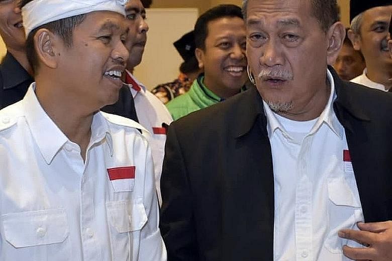 West Java gubernatorial candidate Deddy Mizwar and running mate Dedi Mulyadi (far left) during a final debate session ahead of Wednesday's regional polls. They are backed by Golkar and the Democratic Party.
