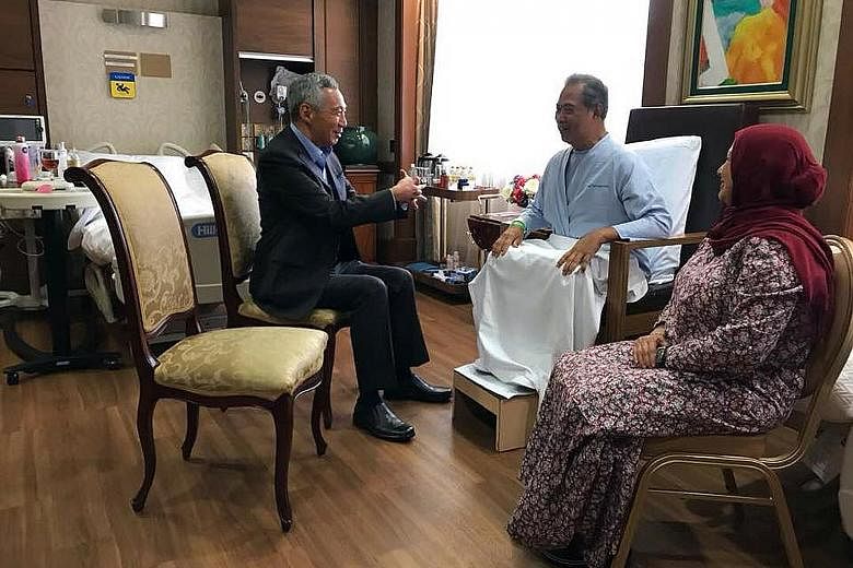 Prime Minister Lee Hsien Loong with Malaysian Home Affairs Minister Muhyiddin Yassin, who is recovering from surgery at Mount Elizabeth Hospital in Orchard. Beside them is Tan Sri Muhyiddin's wife, Puan Sri Noorainee Abdul Rahman.