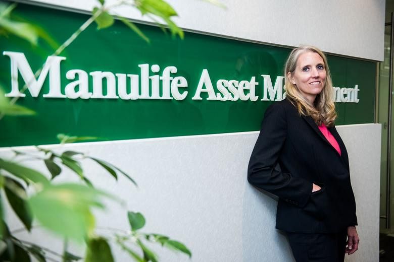 Manulife Asset Management’s Susan Curry is upbeat about the US banking industry, saying the firm expects higher interest rates and a softening regulatory tone to enhance earnings.